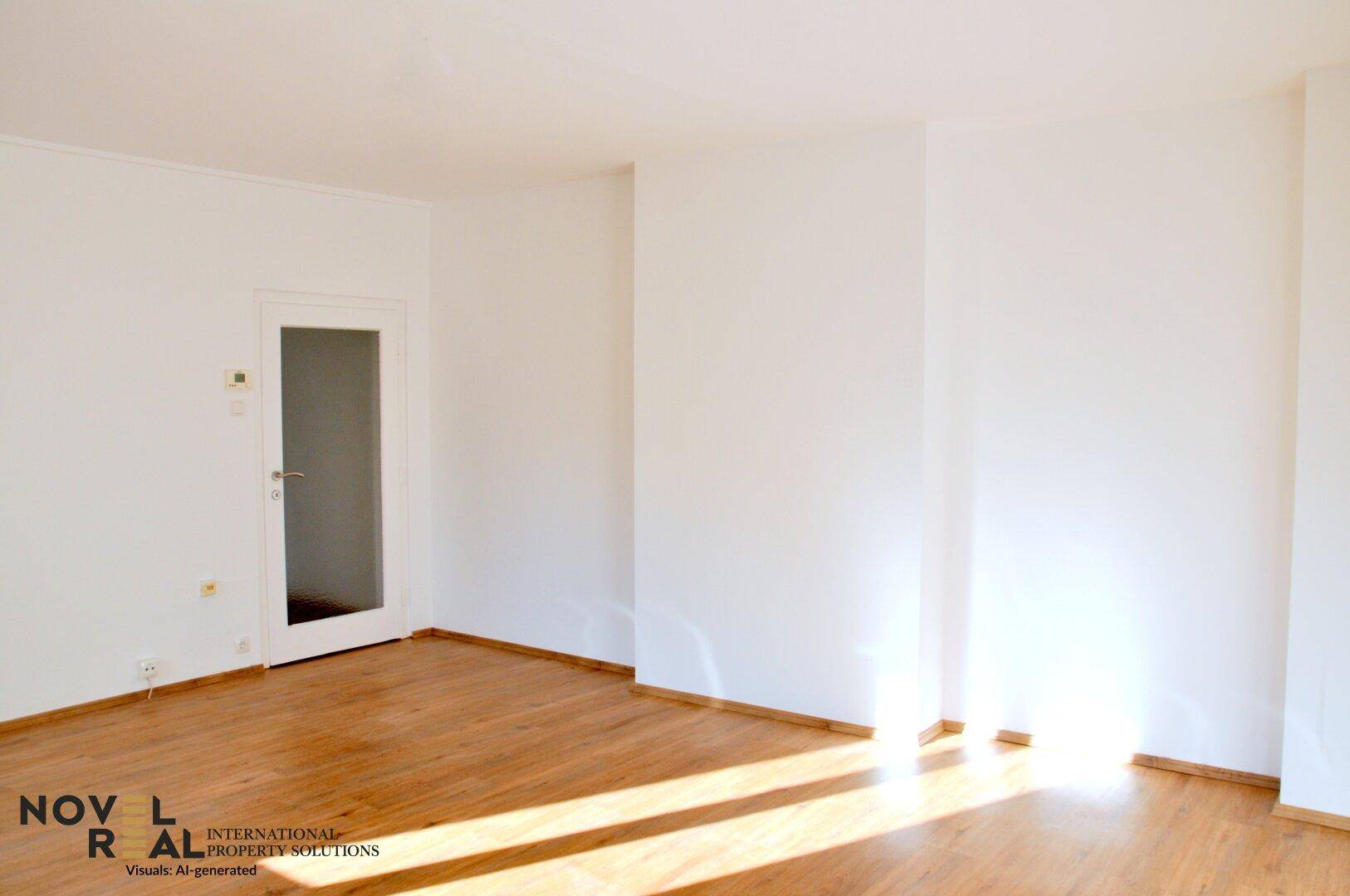 Geräumiges, leeres Zimmer mit Holzboden und einer Tür mit Milchglas, gut beleuchtet durch Sonnenlicht.