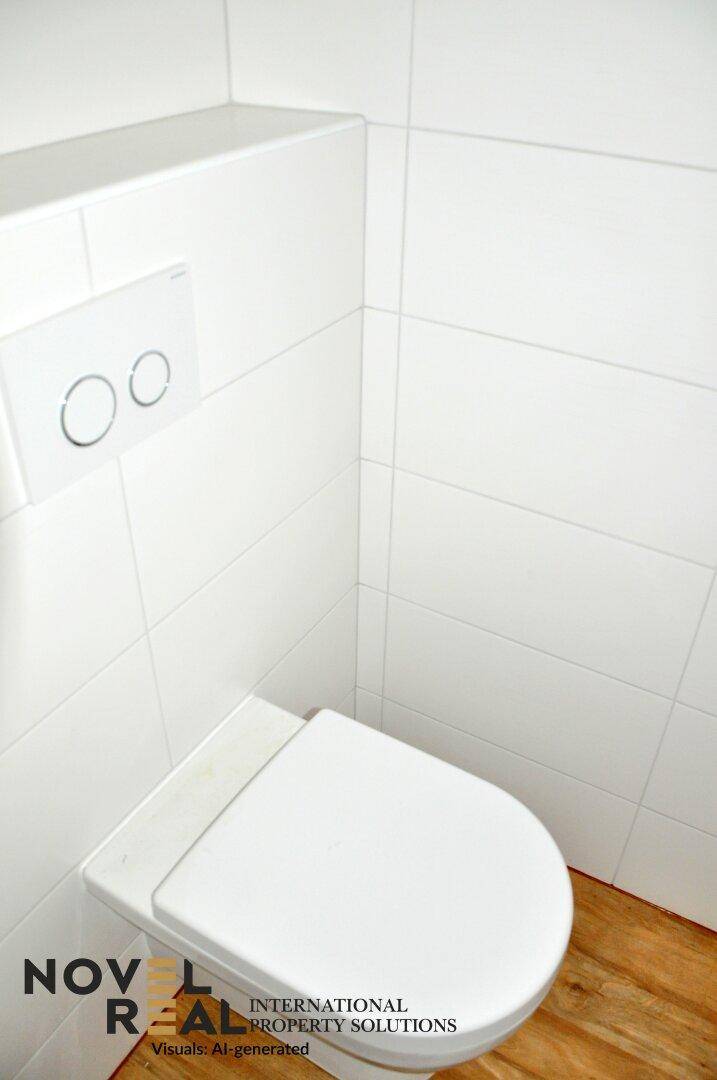 Modernes WC mit wandhängender Toilette und weißen Fliesen an den Wänden.