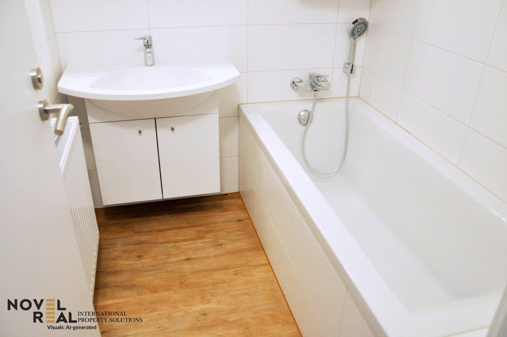 Helles Badezimmer mit Badewanne, Waschbecken und weißen Wandfliesen, ausgestattet mit Holzboden.