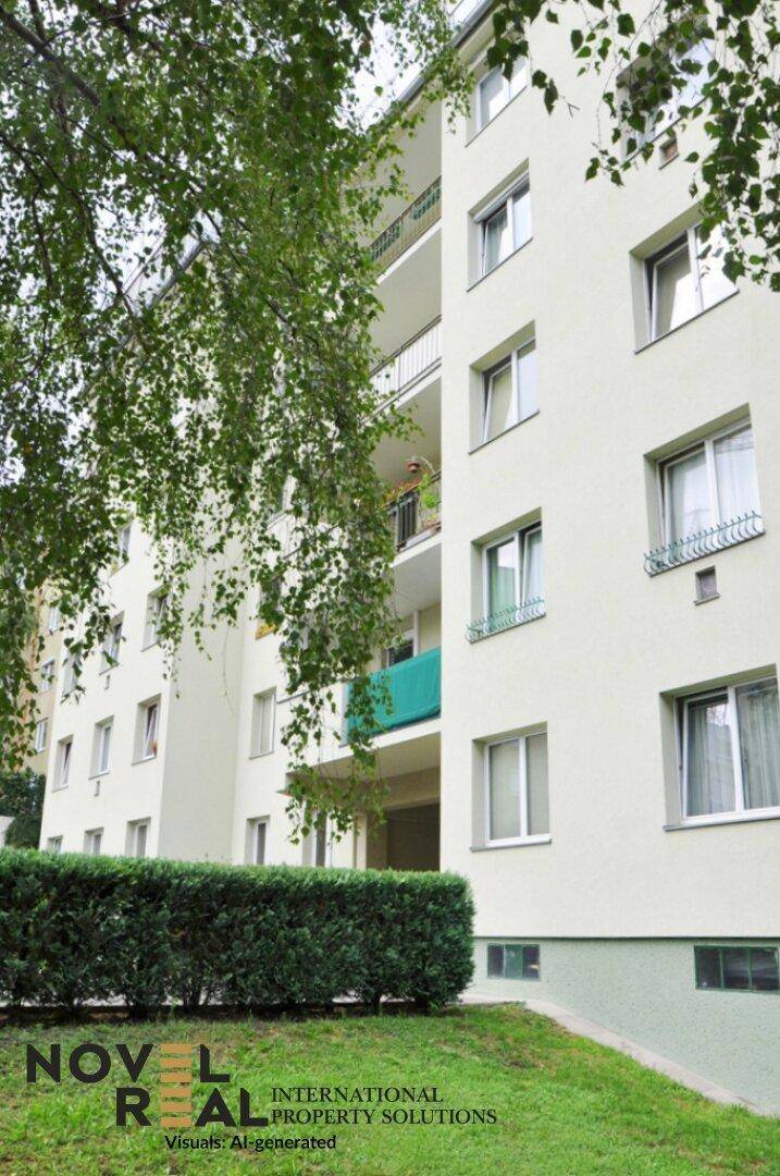 Wohngebäude mit heller Fassade, Balkonen und einem gepflegten Vorgarten mit Hecke.