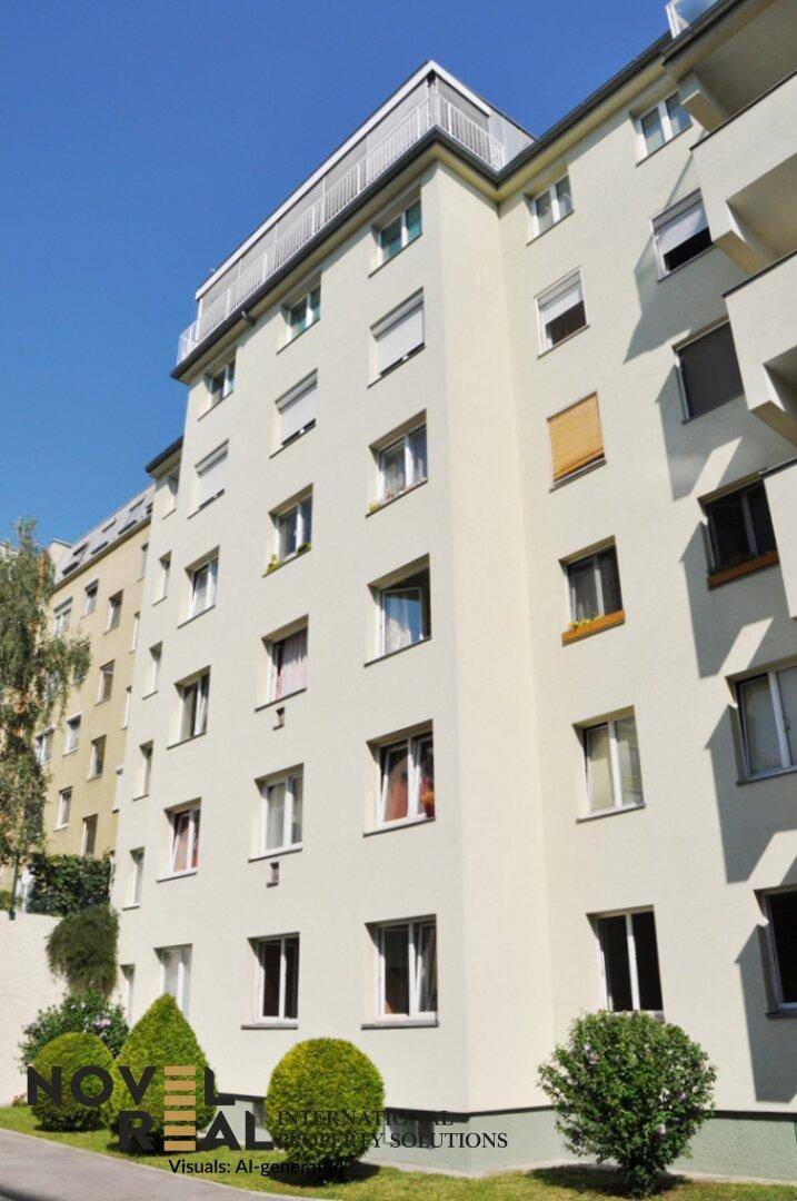 Mehrstöckiges Wohngebäude mit heller Fassade, vielen Fenstern und einem Dachgeschoss.