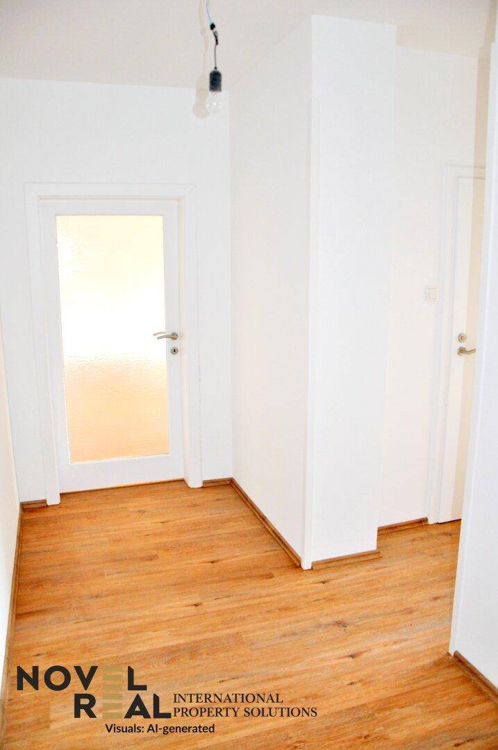 Heller Flur mit Holzboden und mehreren Türen, die zu verschiedenen Räumen führen.