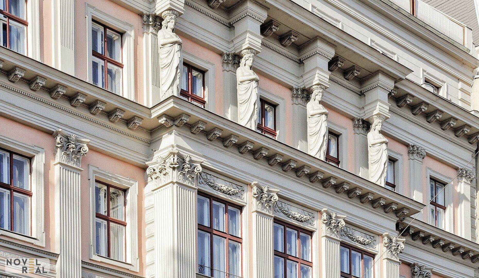 Detailaufnahme der historischen Fassade mit kunstvollen Säulen, Statuen und Stuckverzierungen.