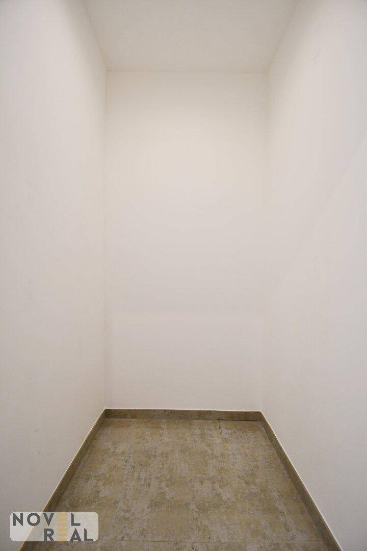 Kleiner Abstellraum mit Fliesenboden und weißen Wänden für zusätzlichen Stauraum.