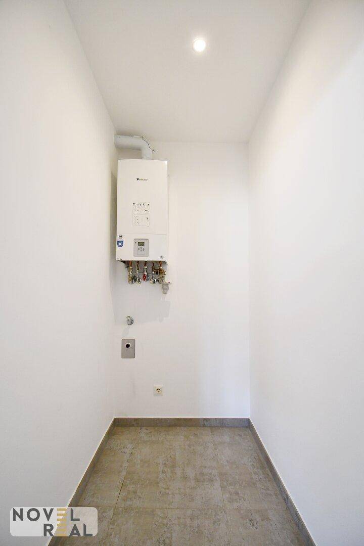 Kleiner Hauswirtschaftsraum mit Heizungsanlage und Fliesenboden.