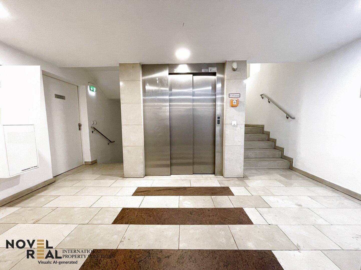 Moderner Eingangsbereich mit Aufzug und Treppe, hell gefliest und gut beleuchtet.