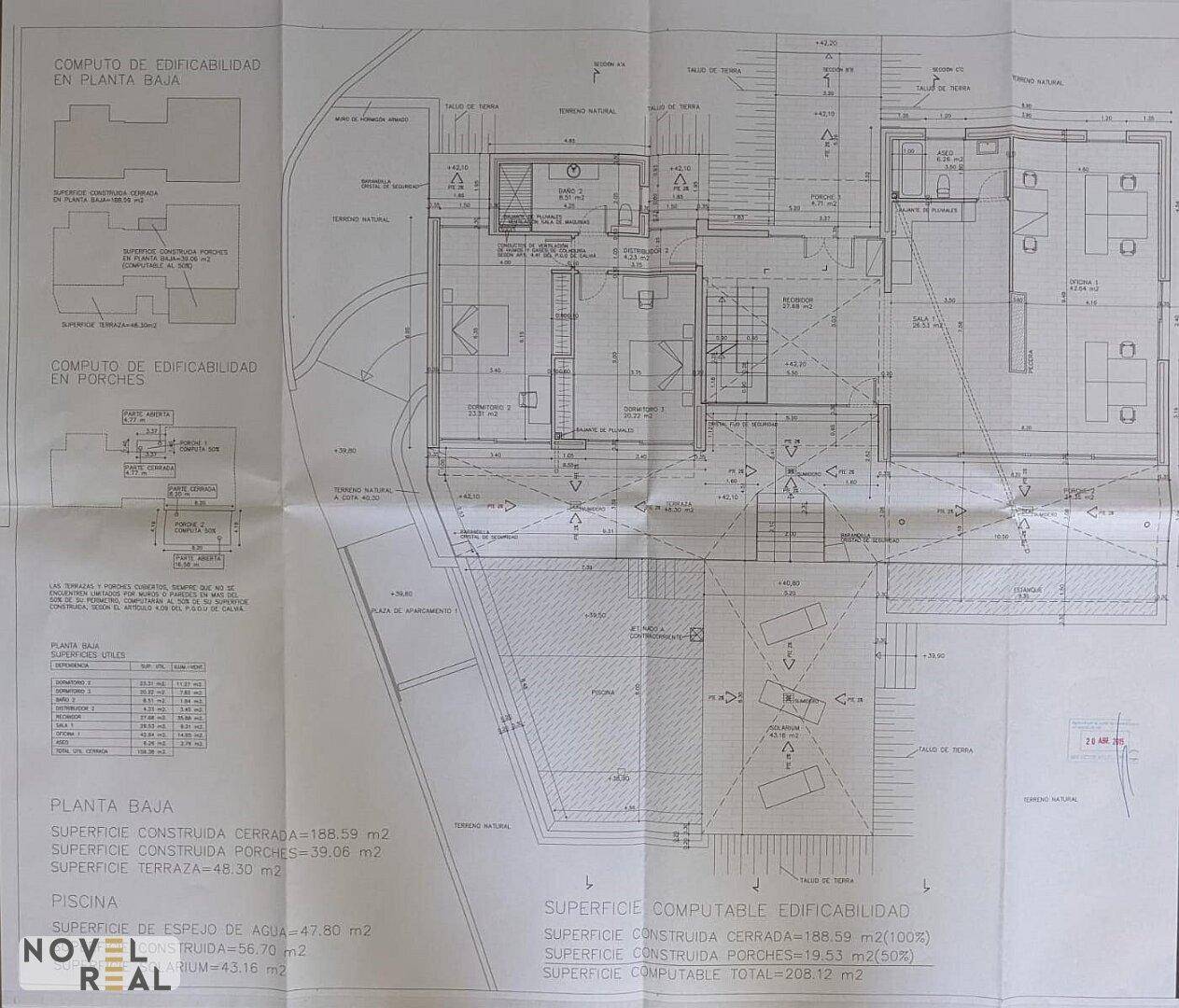 Grundriss des Erdgeschosses mit Terrassen, Poolbereich und integrierten Wohnräumen.