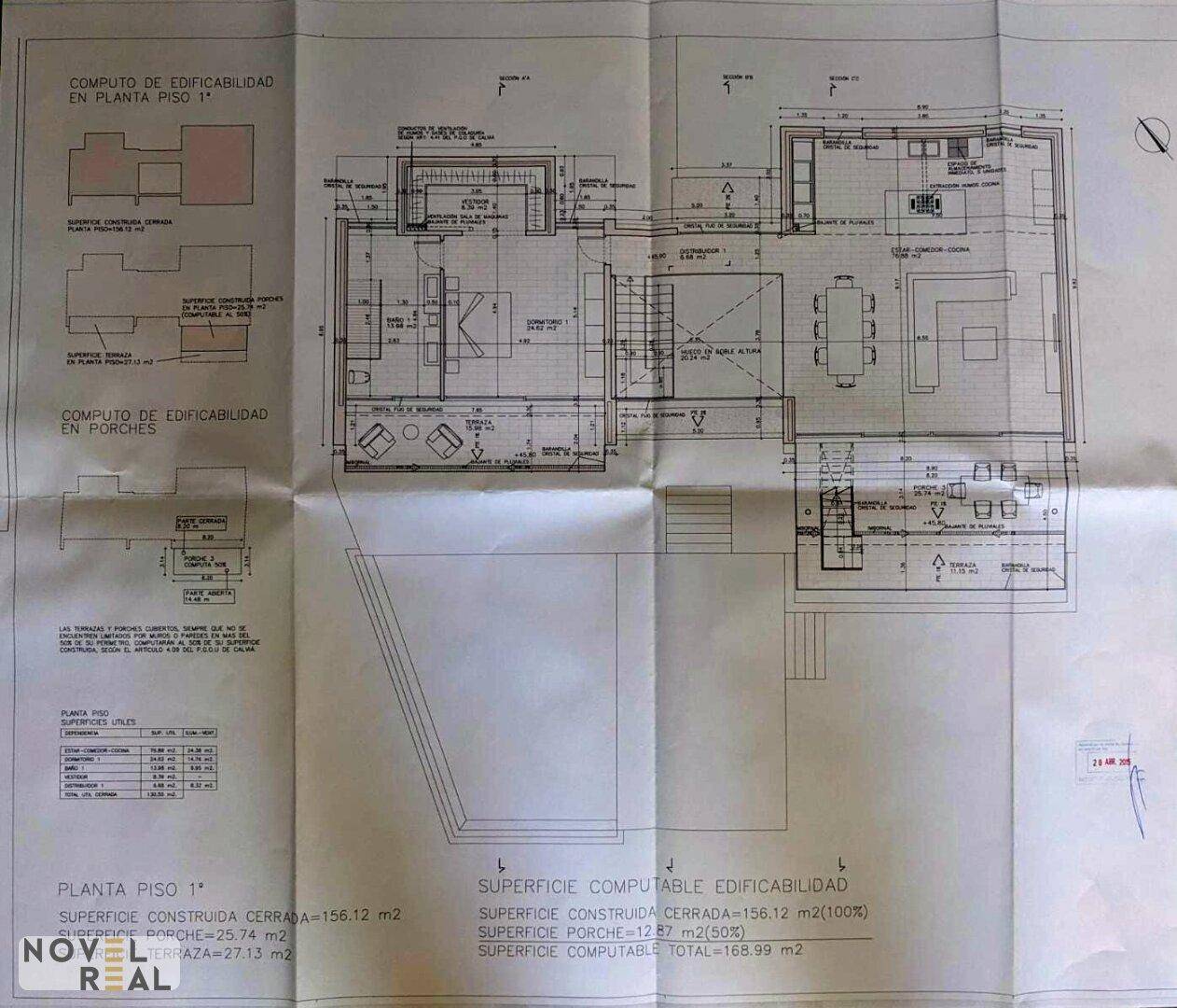 Grundriss des ersten Obergeschosses mit Schlafzimmern, Bädern und Balkonzugang.