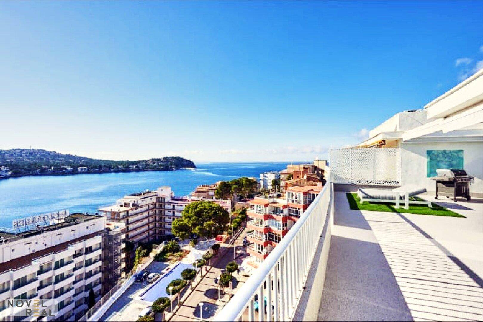 Panoramablick von der Dachterrasse über die Küste, das Meer und die umliegende Bebauung.