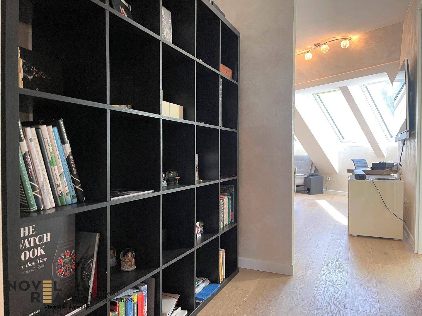 Bücherregal in einem hellen Raum mit schrägen Decken und Dachfenstern, ideal zum Lesen.