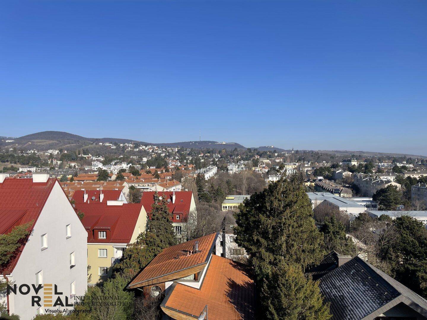 Panoramablick über eine Stadtlandschaft mit vielen Häusern und grünen Hügeln im Hintergrund.
