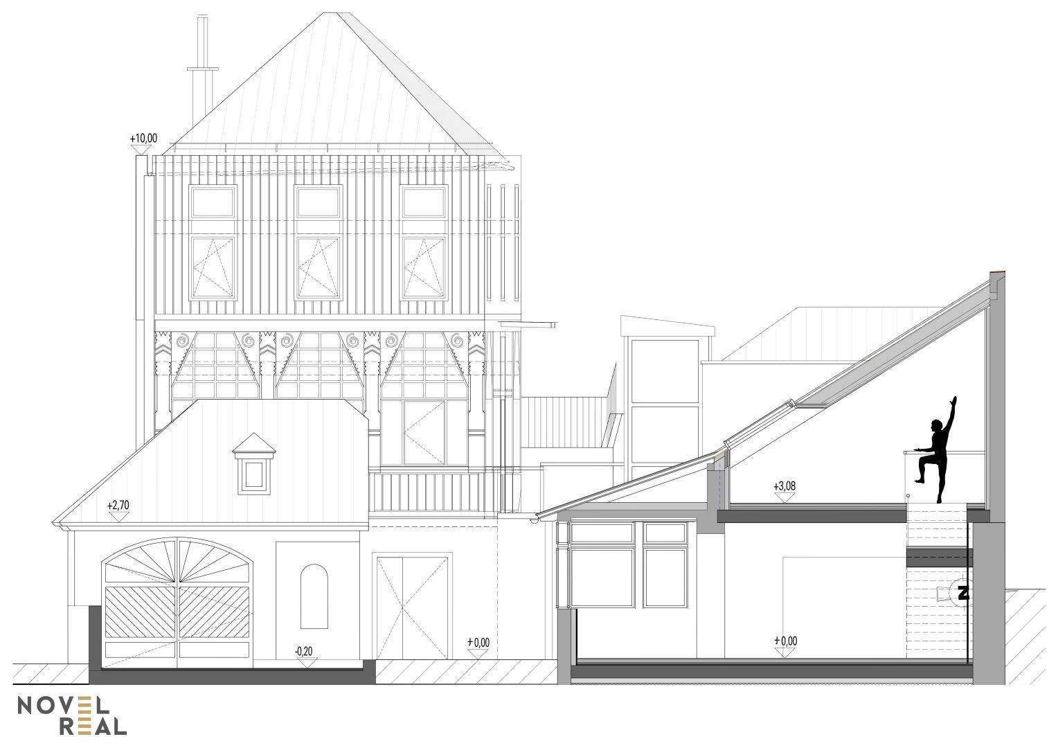Architektonischer Schnittplan eines Gebäudes mit Höhenangaben, Dachschrägen und hohen Decken.