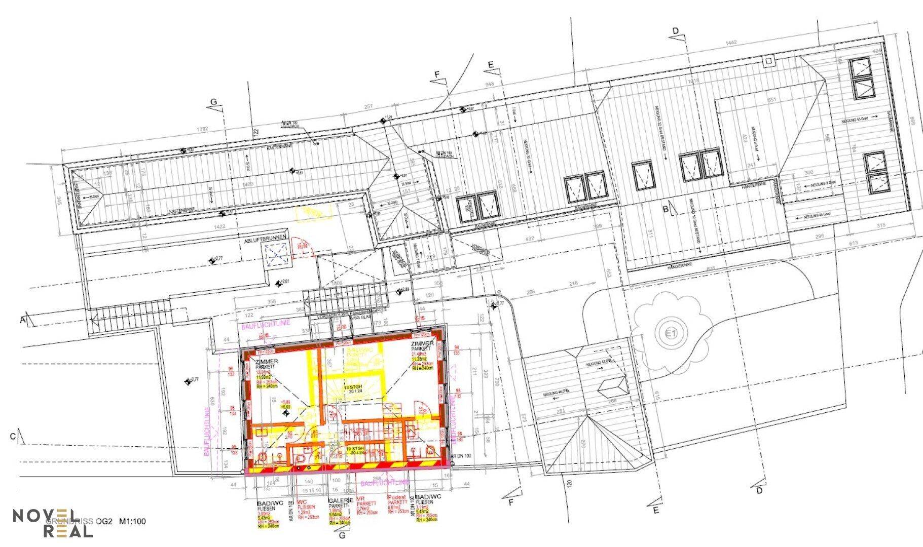 Grundriss des zweiten Obergeschosses mit Dachschrägen, großen Fenstern und Zugang zu Außenbereichen.