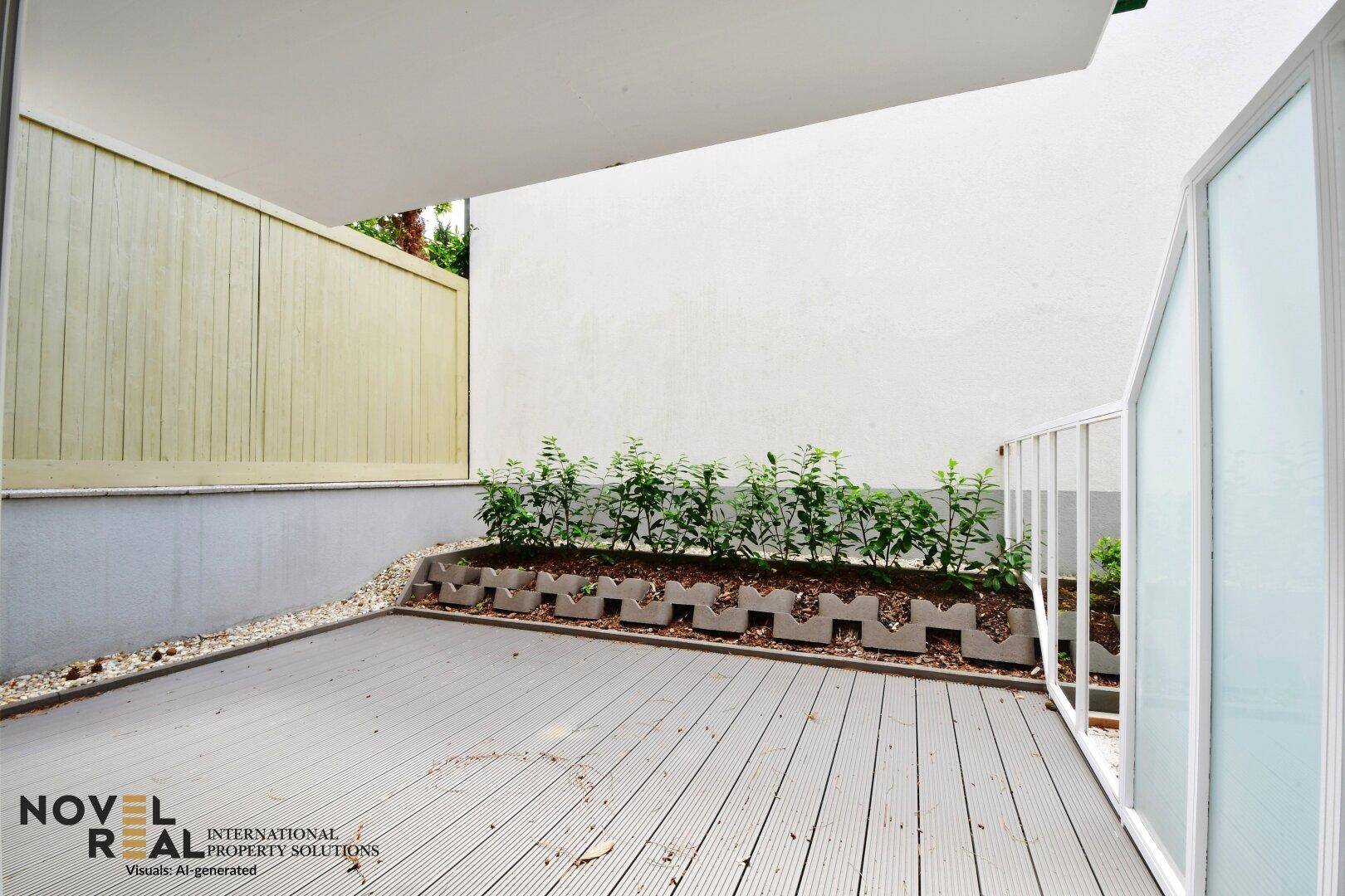 Geräumige Terrasse mit Holzdeck und kleinen Pflanzenbeeten, ideal für Entspannung im Freien.