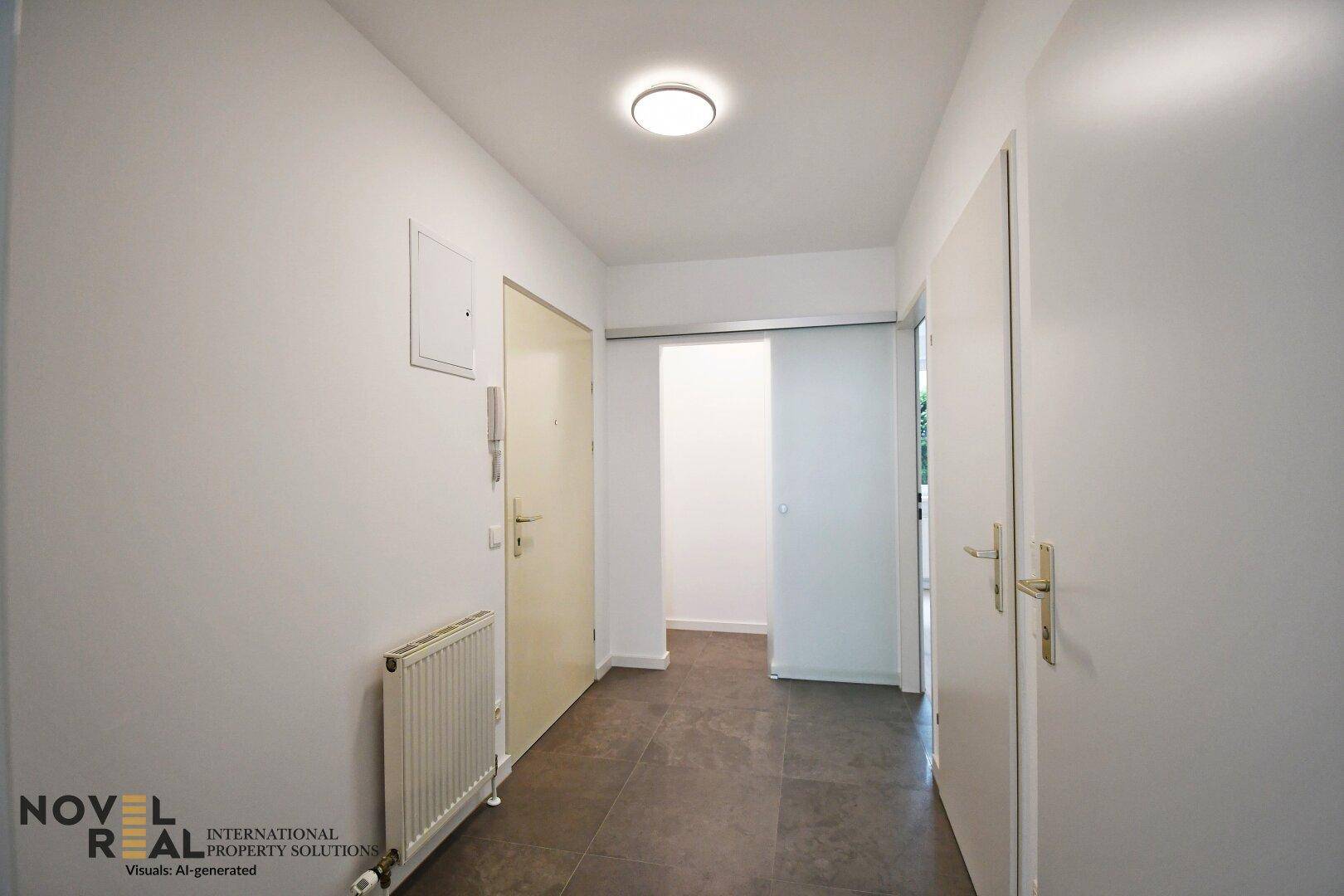 Heller Flur mit Fliesenboden, Heizkörper und Zugang zu verschiedenen Räumen.