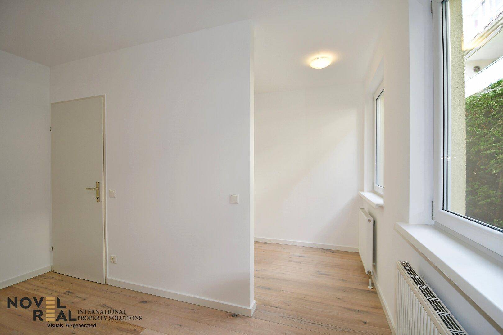 Freundliches Zimmer mit Holzboden und großem Fenster, das viel Tageslicht hereinlässt.