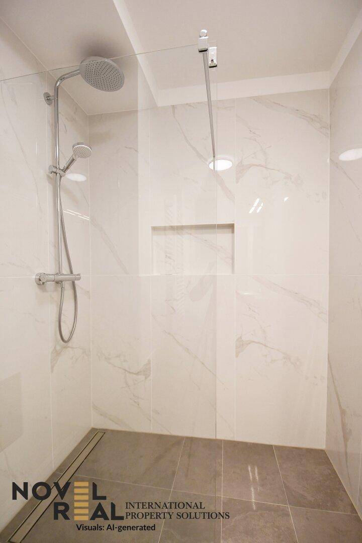 Geräumige, begehbare Dusche mit Regenduschkopf und modernen Fliesen im Badezimmer.
