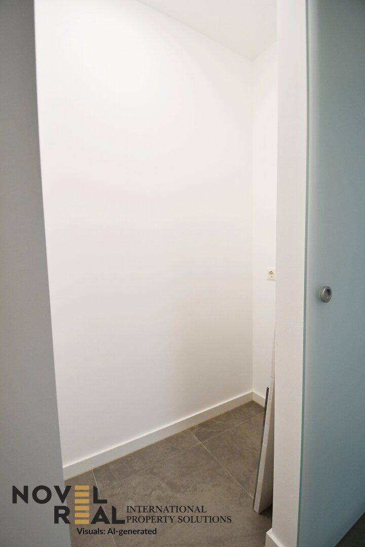 Kleiner, leerer Abstellraum mit Fliesenboden und weißen Wänden.