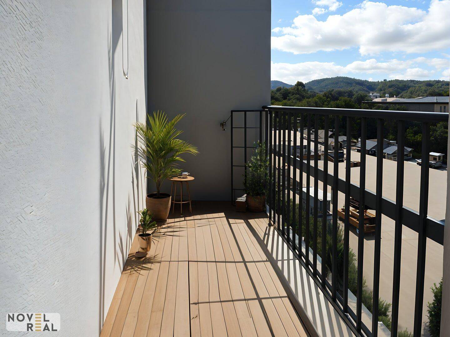 Sonnenverwöhnter Balkon mit Holzfußboden, Pflanzen und Blick auf die Umgebung.