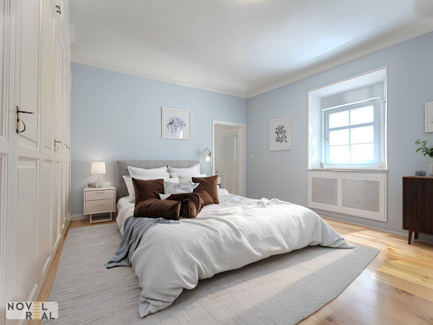 Modern eingerichtetes Schlafzimmer mit hellblauen Wänden, Einbauschränken und Holzboden.