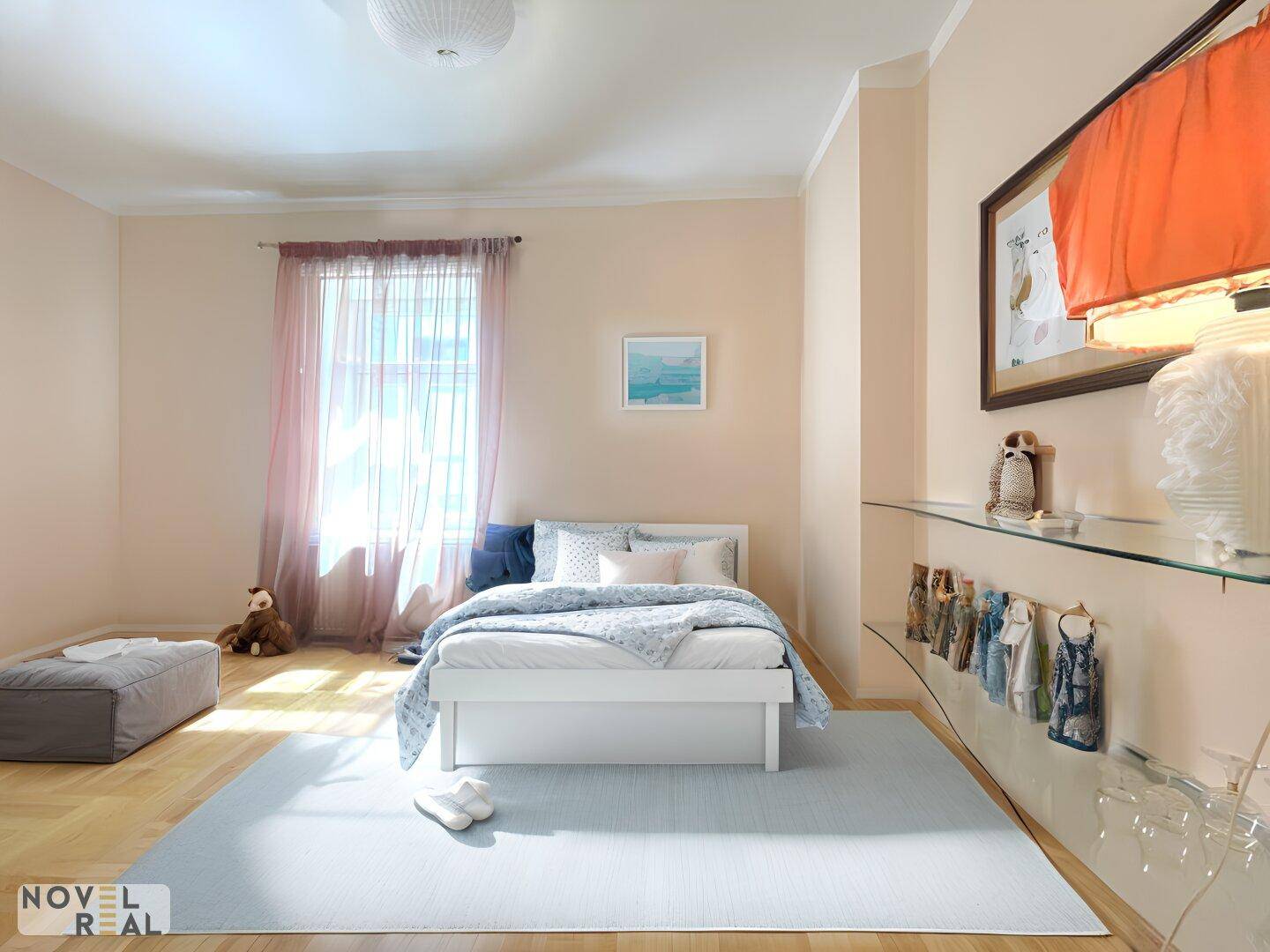 Helles Schlafzimmer mit Holzboden, minimalistischer Einrichtung und großem Fenster.