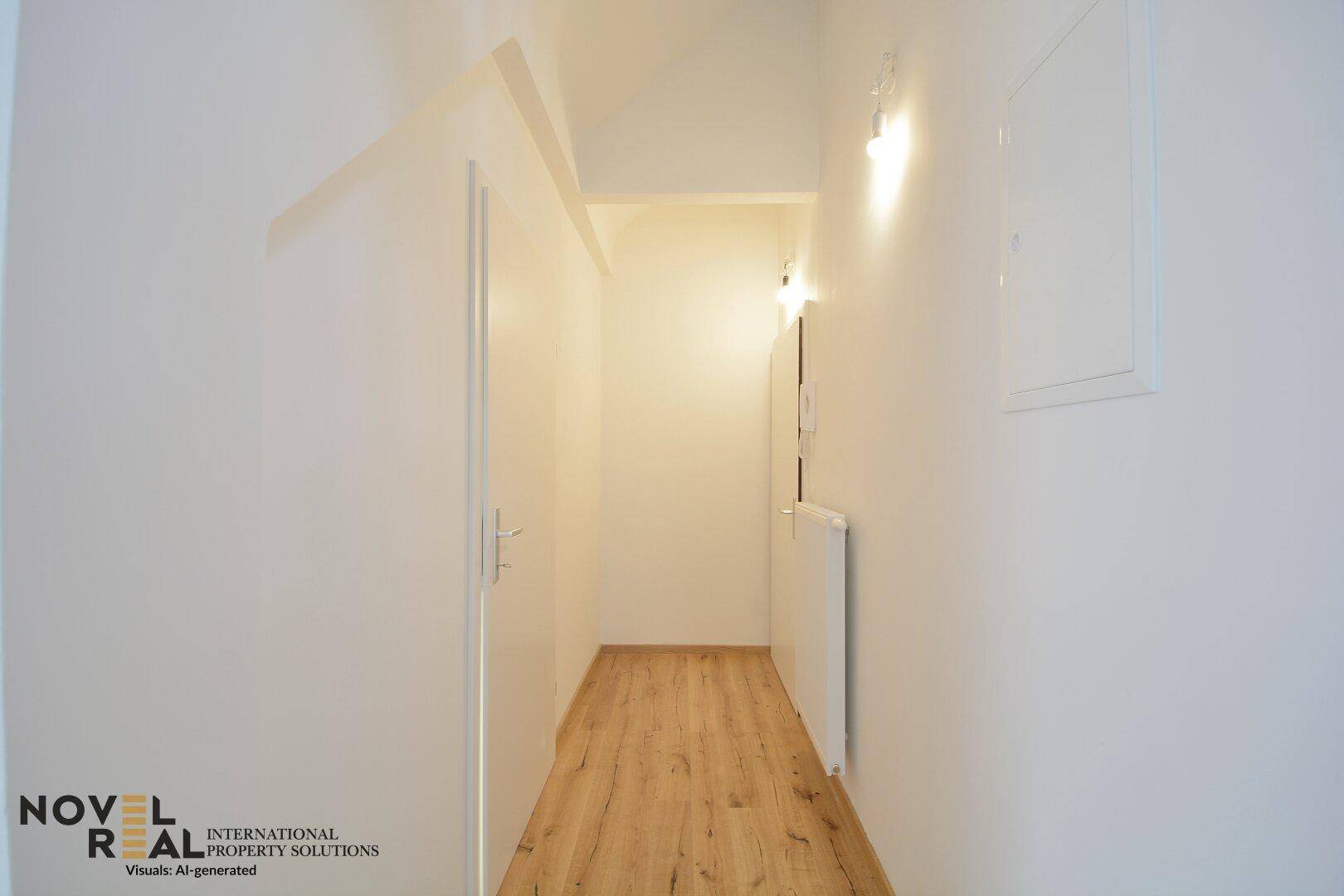 Heller Flur mit Holzfußboden und weißen Wänden, der zu weiteren Räumen führt.