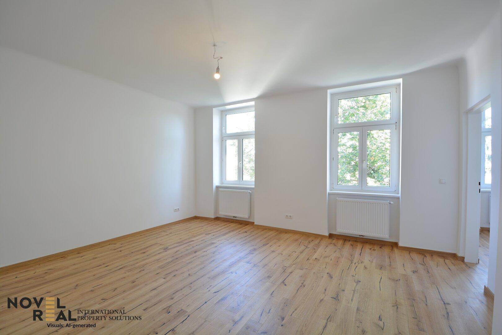 Geräumiges, leeres Wohnzimmer mit hellem Holzboden und großen Fenstern, die viel Licht hereinlassen.