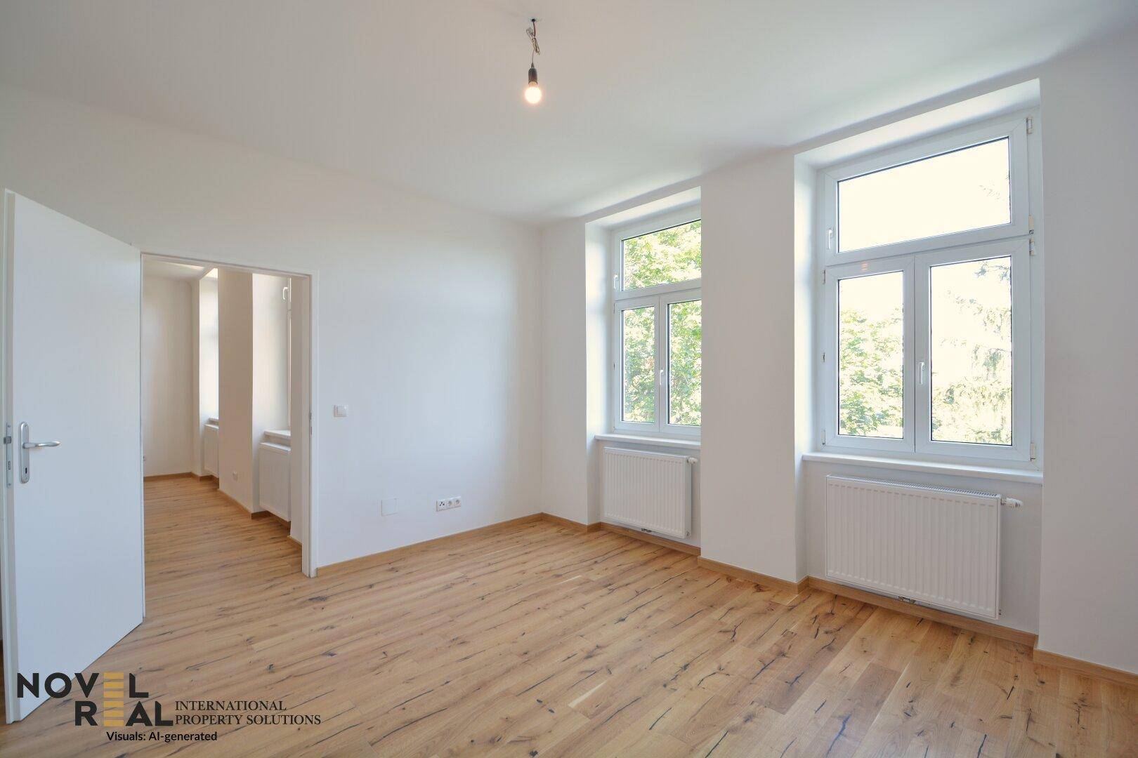 Helles, leeres Zimmer mit Holzboden und großen Fenstern, ideal als Schlafzimmer oder Arbeitsbereich.