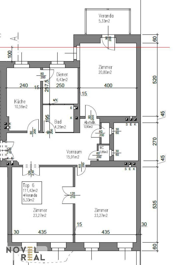 Grundrissplan einer Wohnung mit mehreren Zimmern, Bad, WC und einer Veranda.
