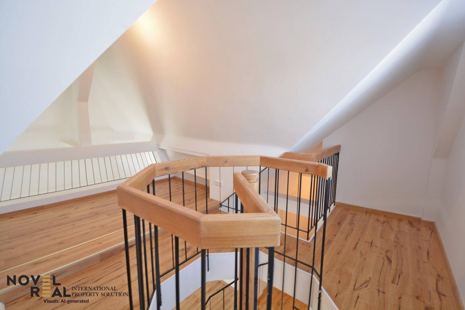 Blick auf eine Holztreppe mit schwarzem Geländer und hellem Holzfußboden in einem offenen Bereich.