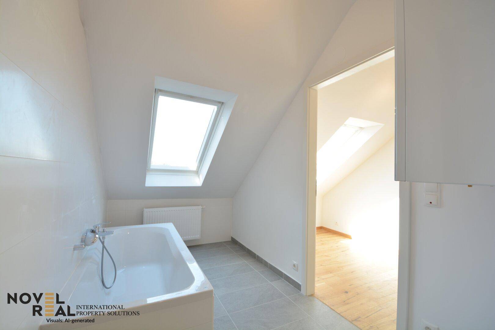 Modernes Badezimmer im Dachgeschoss mit Badewanne, Dachfenster und hellen Fliesen.
