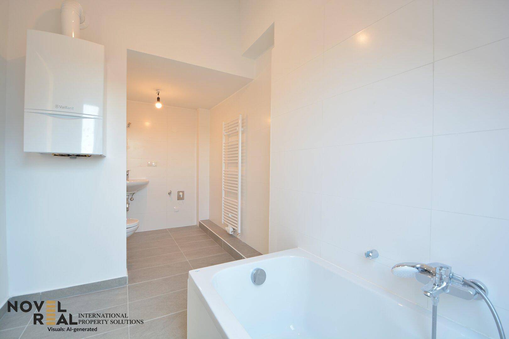 Helles Badezimmer mit Badewanne, Waschbecken und Toilette, ausgestattet mit weißen Fliesen.