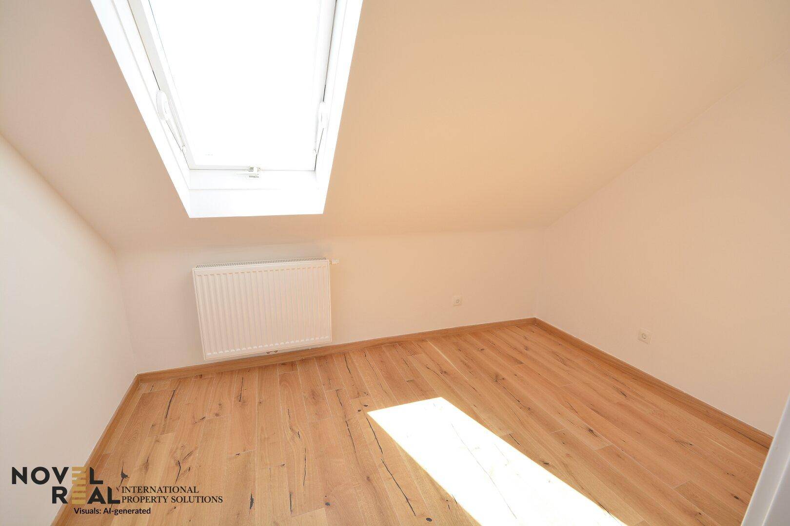 Helles Schlafzimmer mit Holzboden, Dachschräge und großem Dachfenster für viel Tageslicht.