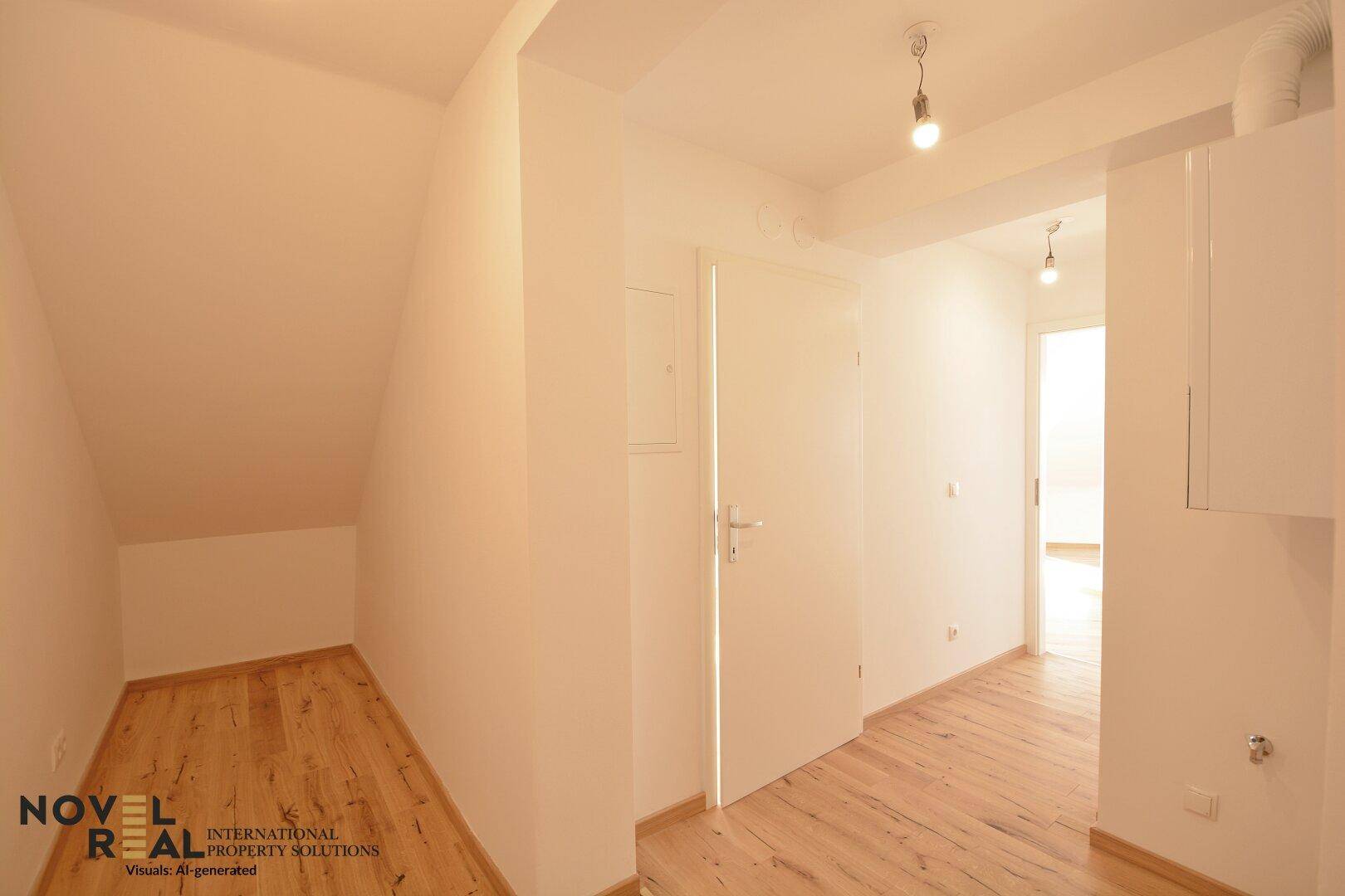 Heller Flur mit Holzboden und Dachschräge, der zu weiteren Räumen führt.