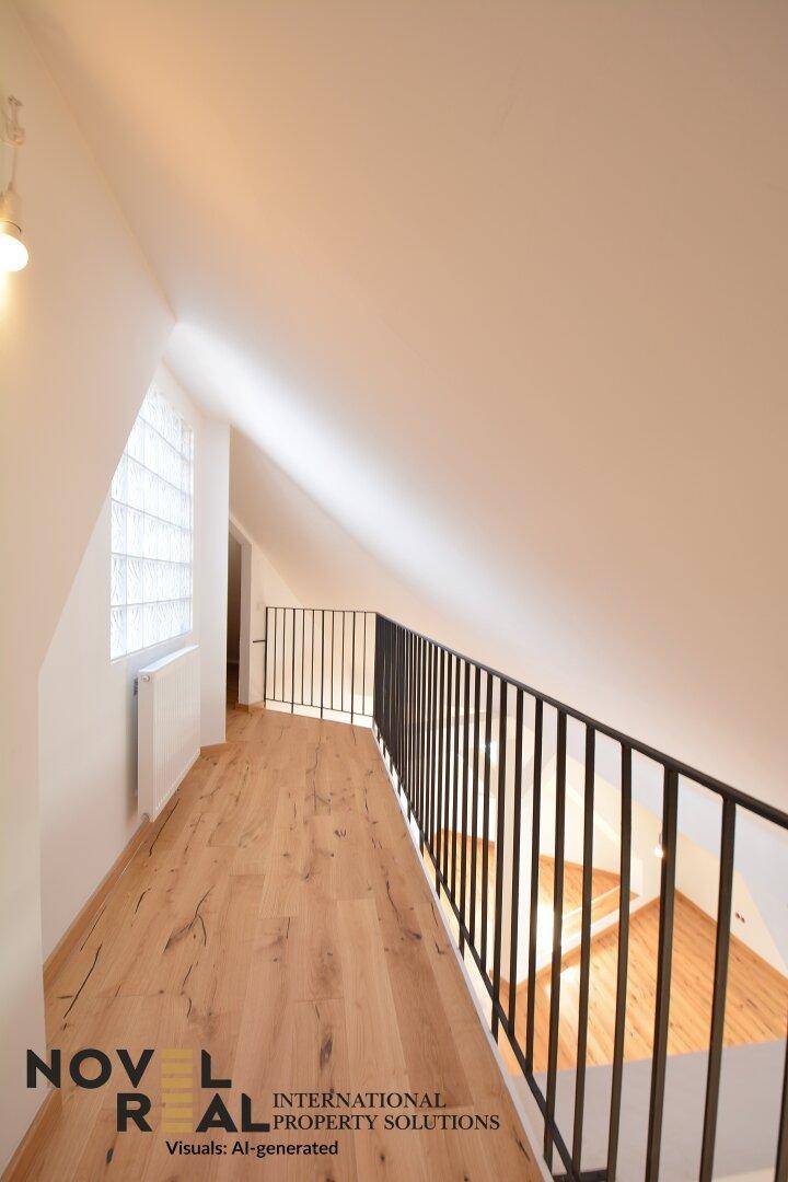 Heller Galeriebereich mit Holzboden, Geländer und Glasbausteinfenster, das Licht spendet.