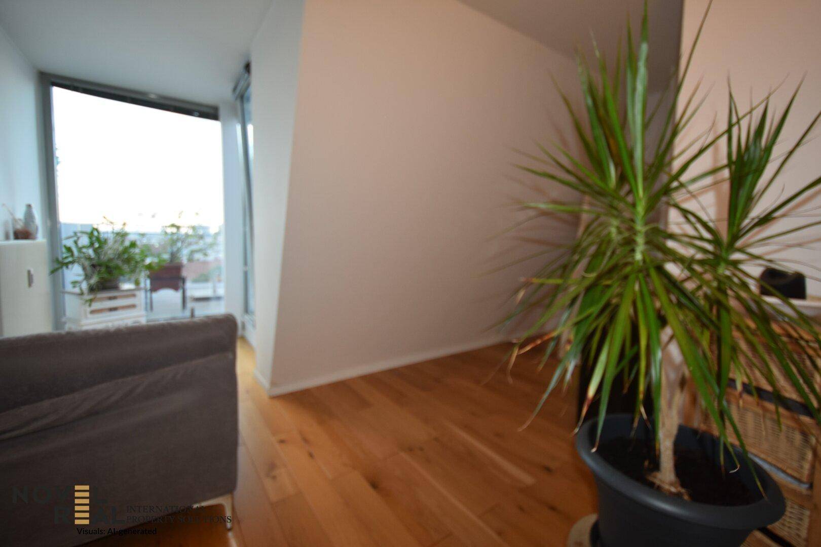 Heller Raum mit Holzboden, Zimmerpflanze und großem Fenster mit Ausblick.