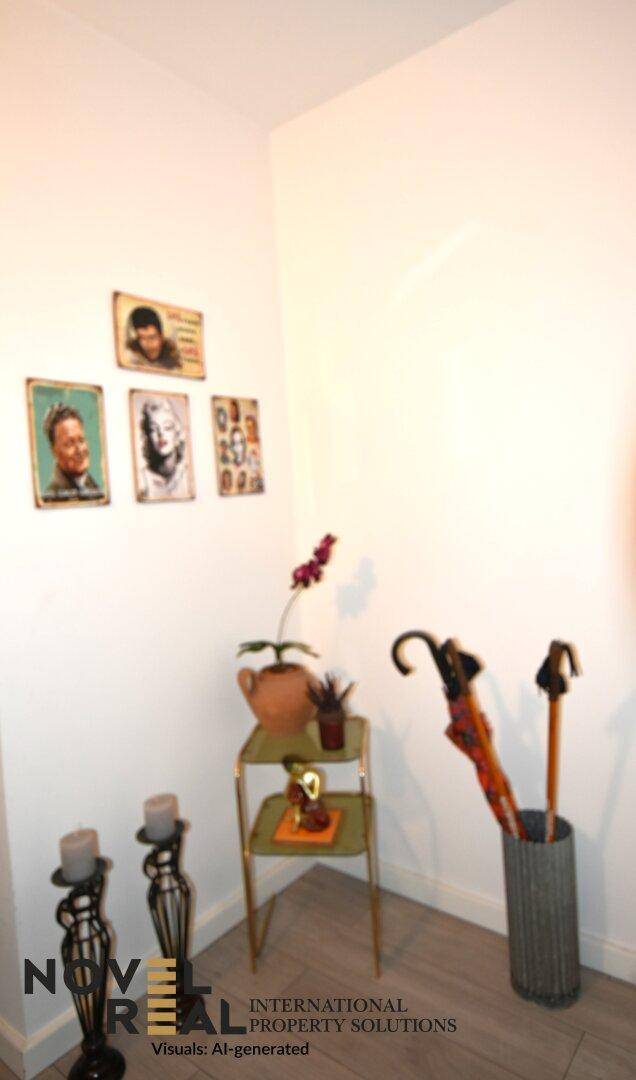 Ecke im Flur mit dekorativen Kerzenständern und Bildern an der Wand.