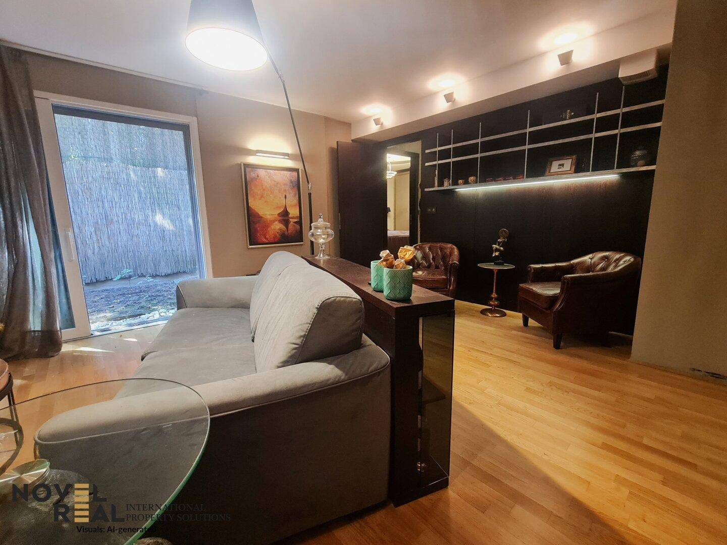 Moderner Wohnbereich mit grauem Sofa, Holzboden und Zugang zu einem privaten Außenbereich.