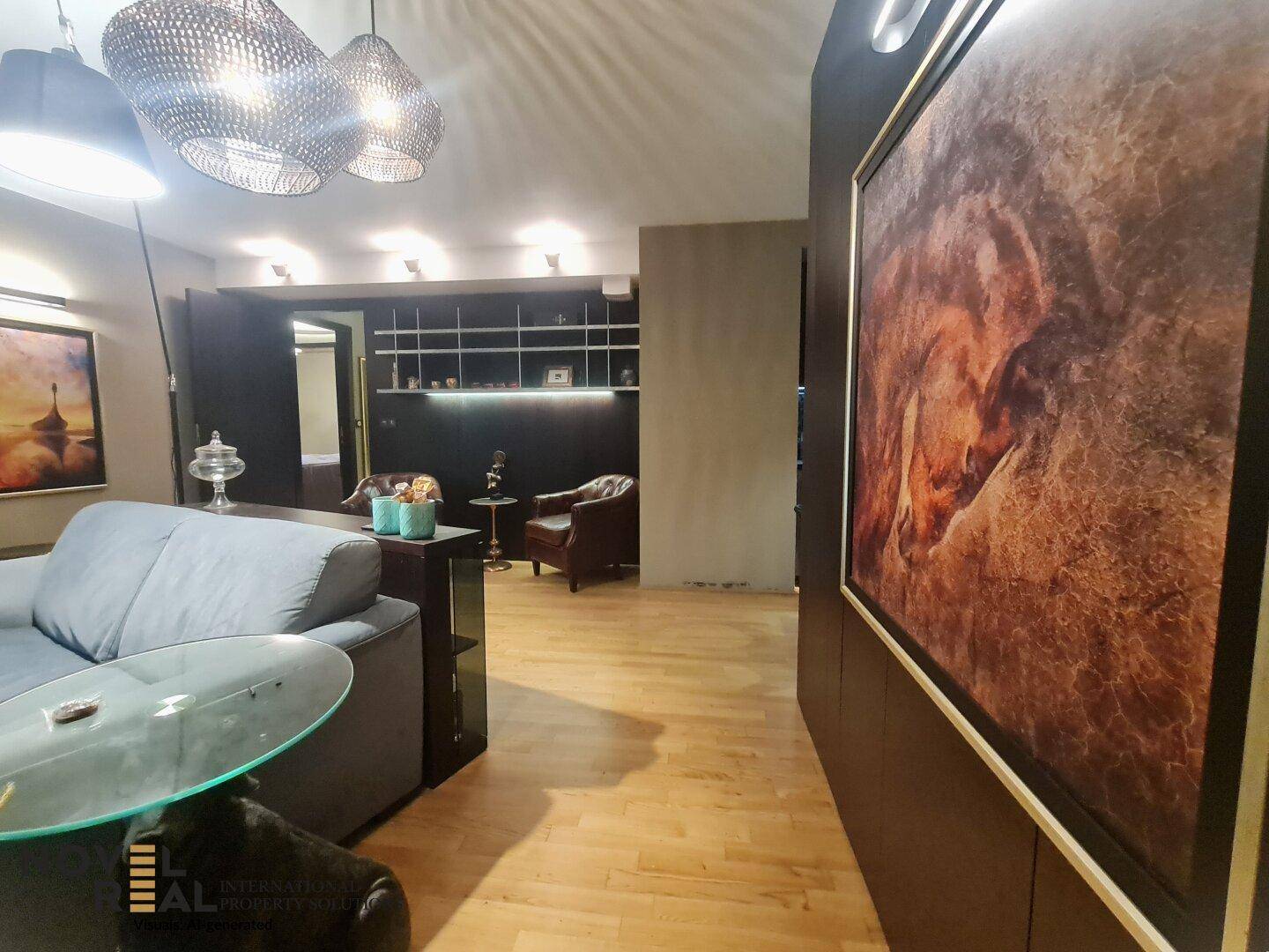 Geräumiger Wohnbereich mit Holzboden, eleganten Möbeln und integrierten Wandregalen.