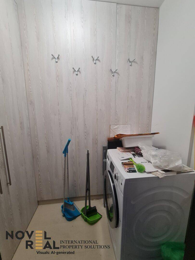 Praktischer Hauswirtschaftsraum mit Waschmaschine und integrierten Schränken.
