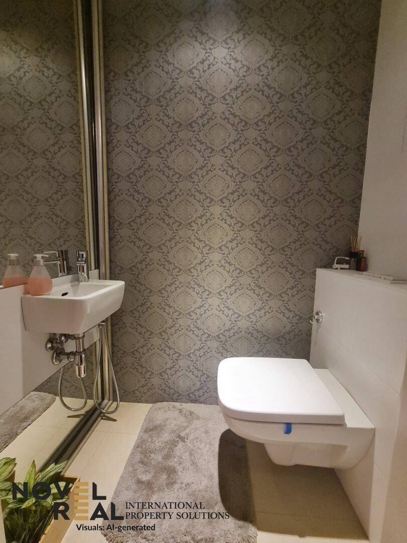 Stilvolles Gäste-WC mit Wand-WC, kleinem Waschbecken und gemusterter Tapete.