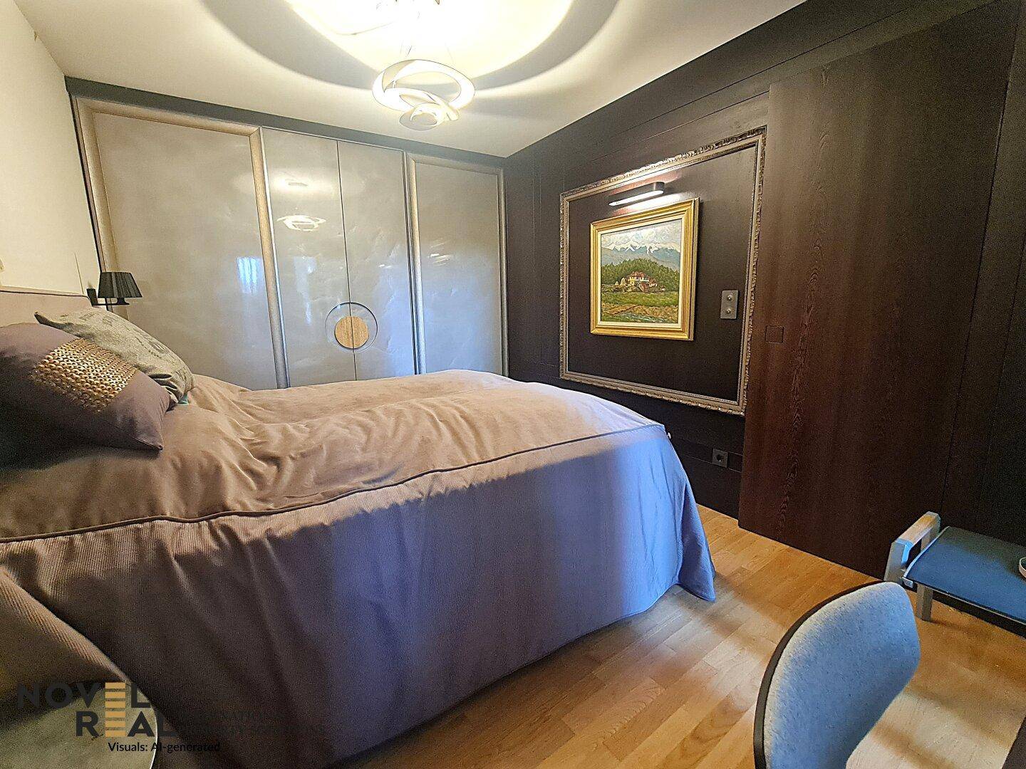 Gemütliches Schlafzimmer mit Doppelbett, Holzboden und eleganten Einbauschränken.