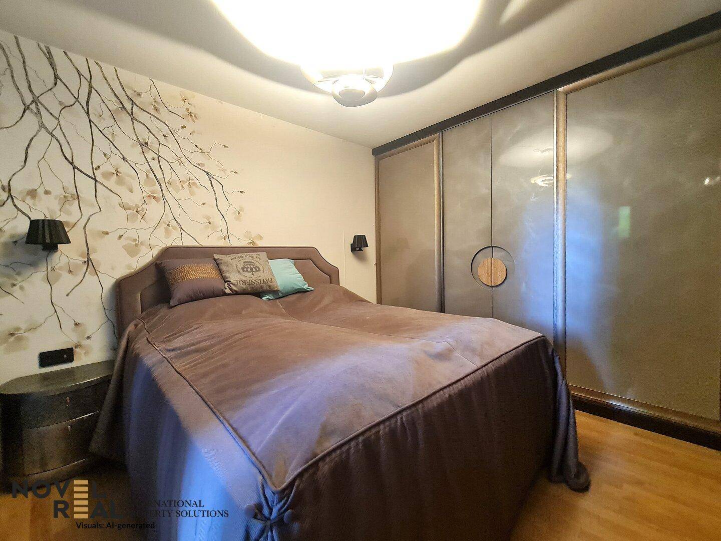 Helles Schlafzimmer mit Doppelbett, Holzboden und dekorativer Wandgestaltung.
