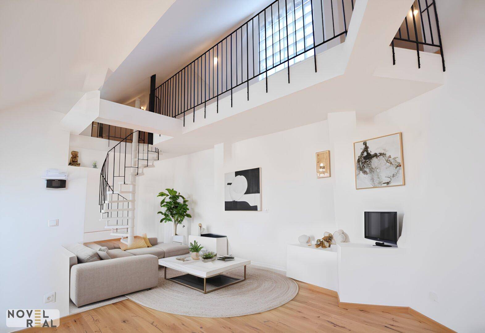 Helles Wohnzimmer mit hohen Decken, Wendeltreppe und offener Galerie im modernen Stil.