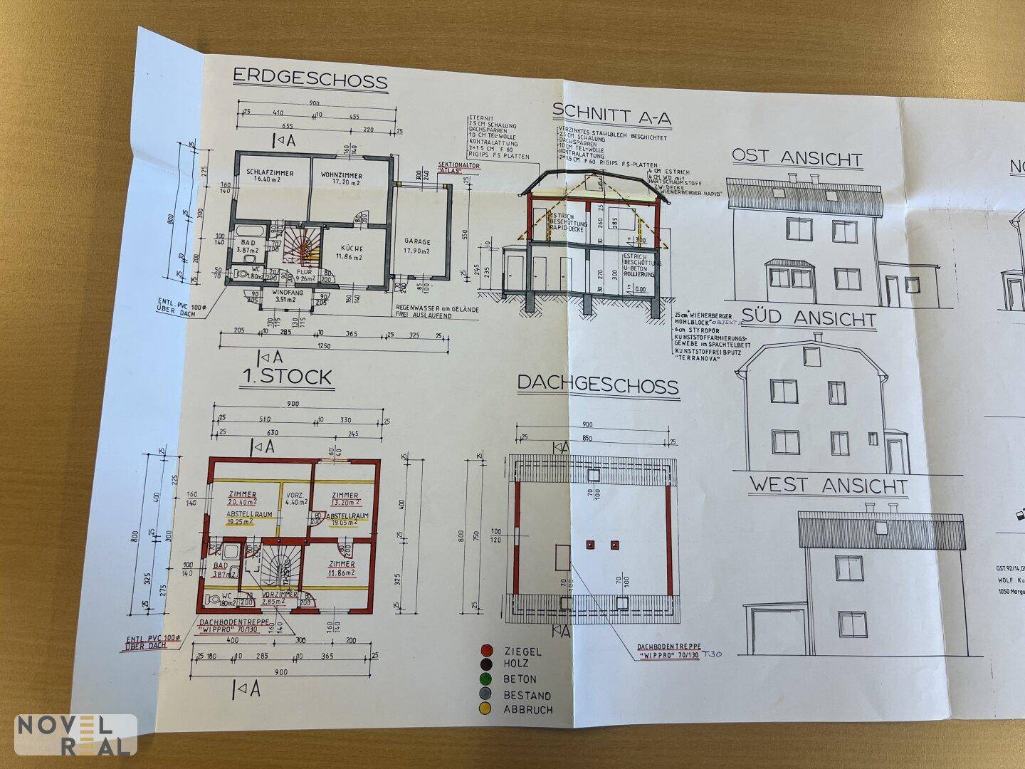 Detaillierte Baupläne mit Grundrissen für Erdgeschoss, Obergeschoss und Dachgeschoss sowie Ansichten.