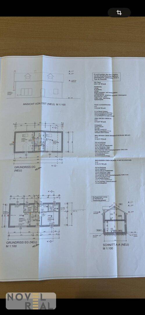 Übersichtliche Baupläne mit verschiedenen Grundrissen und Ansichten des Gebäudes.