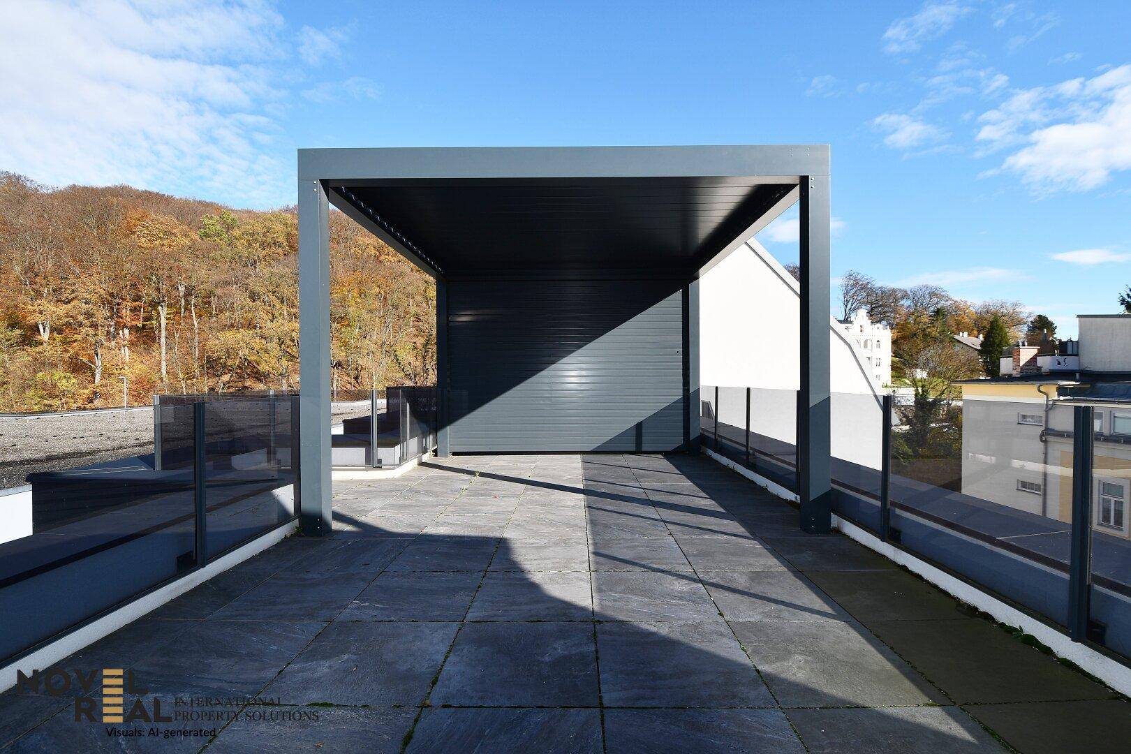 Weitläufige Dachterrasse mit Pergola und Panoramablick auf die Landschaft.