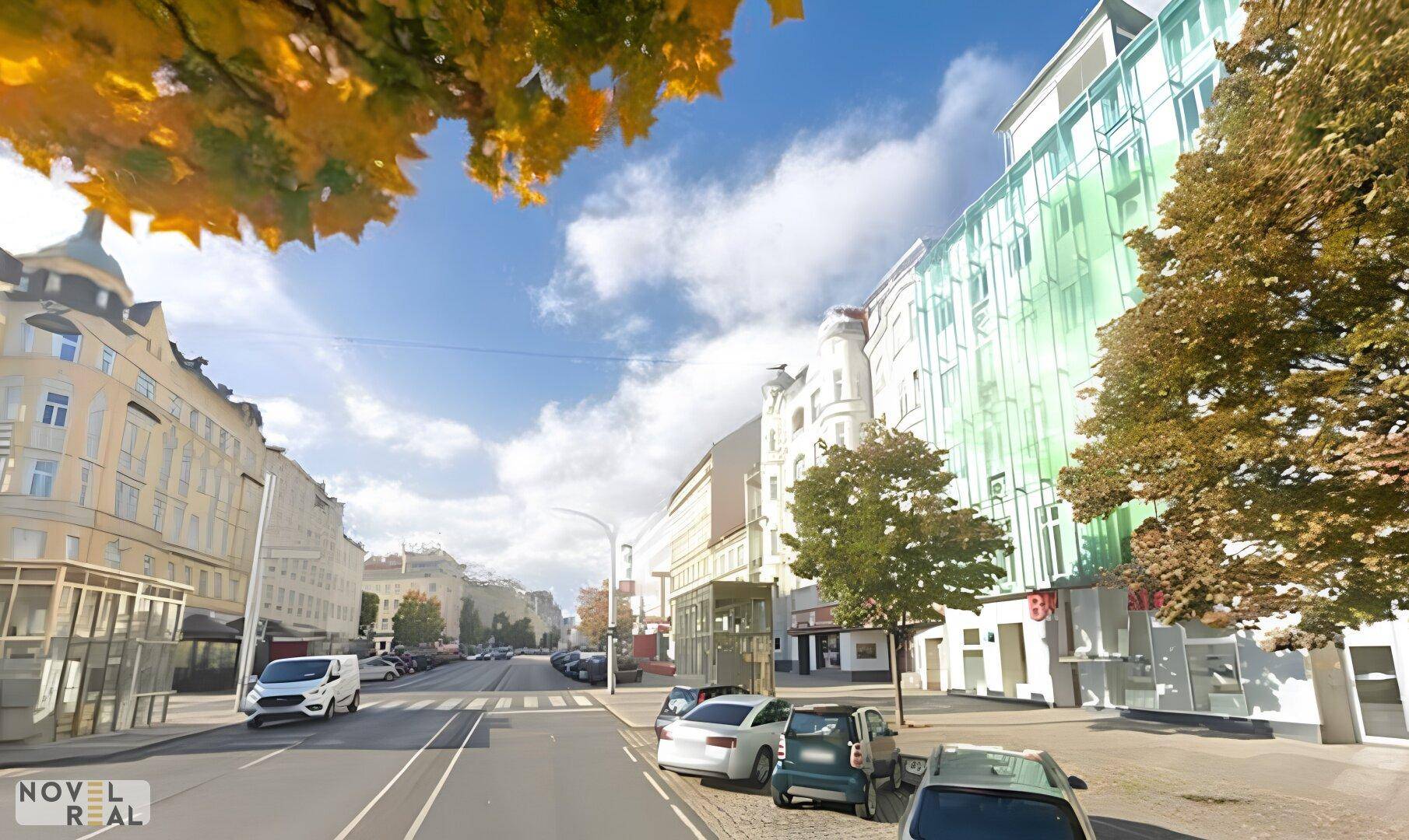 Belebte Stadtstraße mit verschiedenen Gebäuden, parkenden Autos und Herbstbäumen.