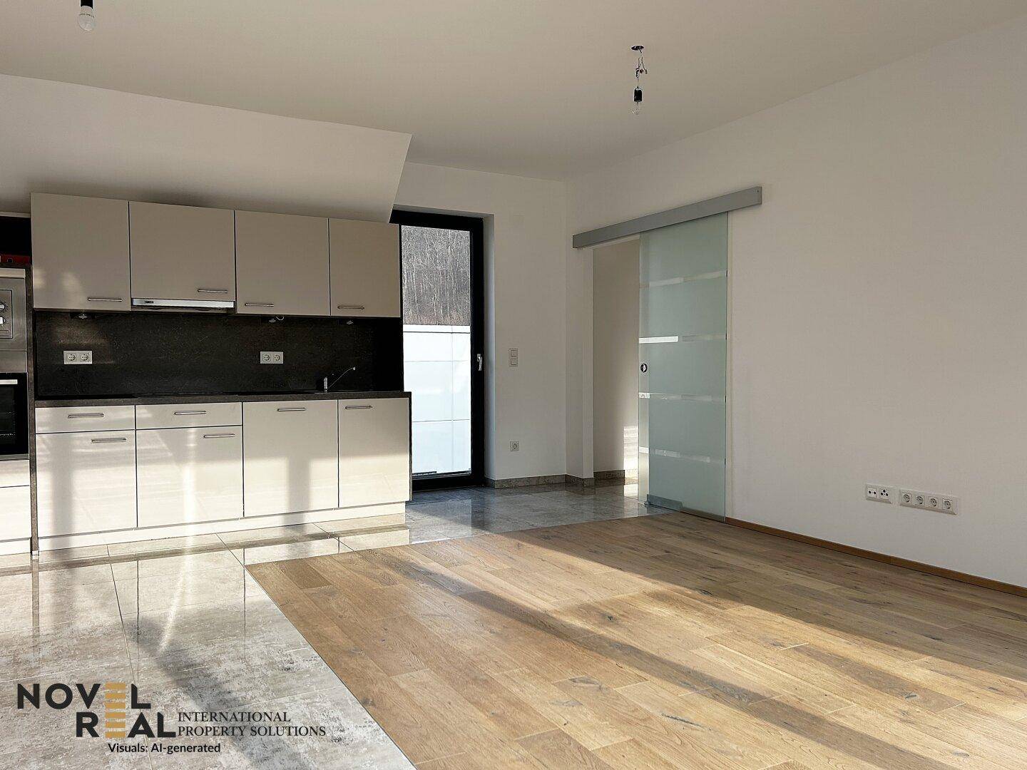 Moderne Einbauküche in hellem Design, offen zum Wohnbereich mit Parkettboden.