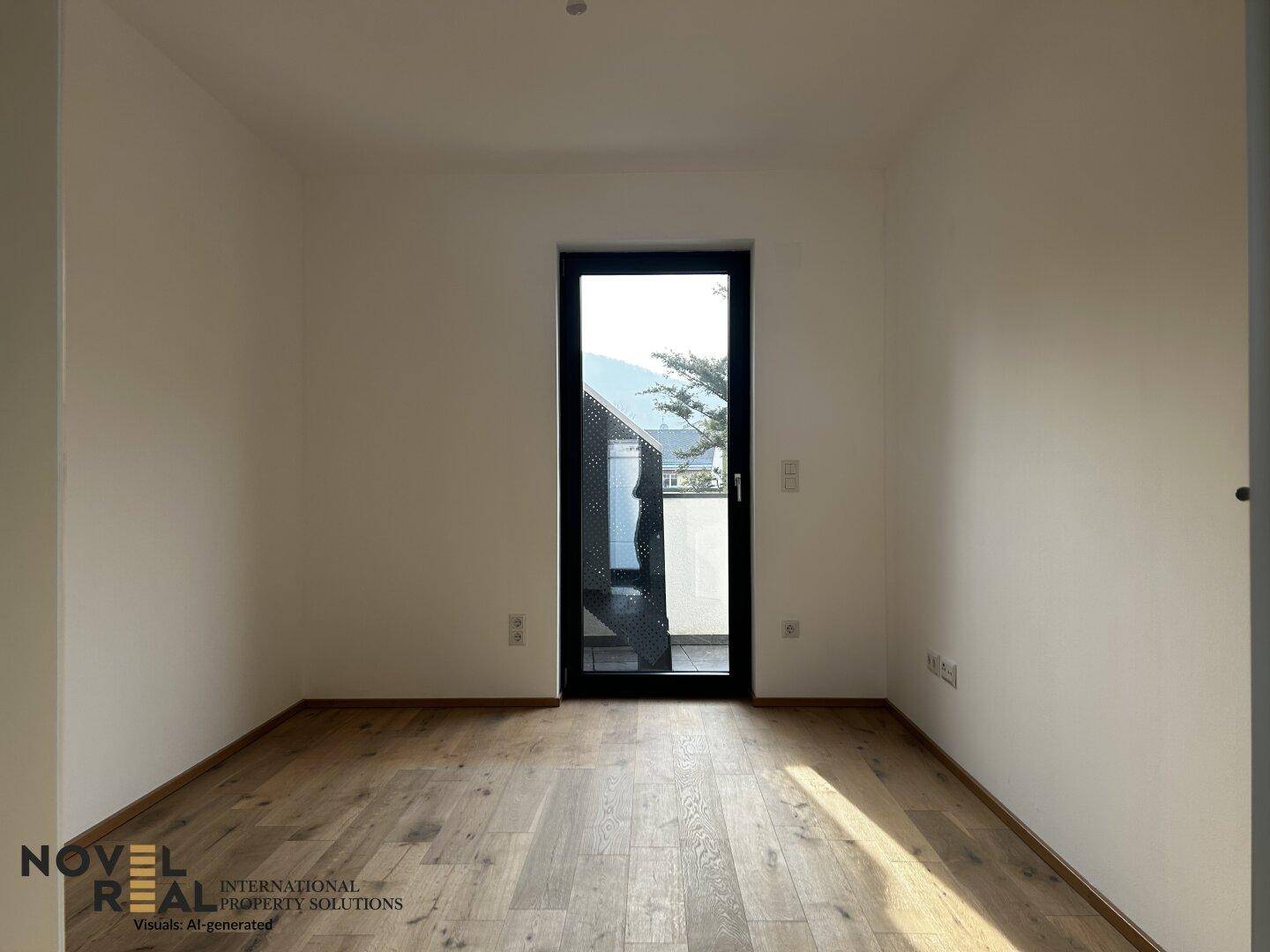 Helles Zimmer mit Holzboden und Zugang zu einem französischen Balkon.